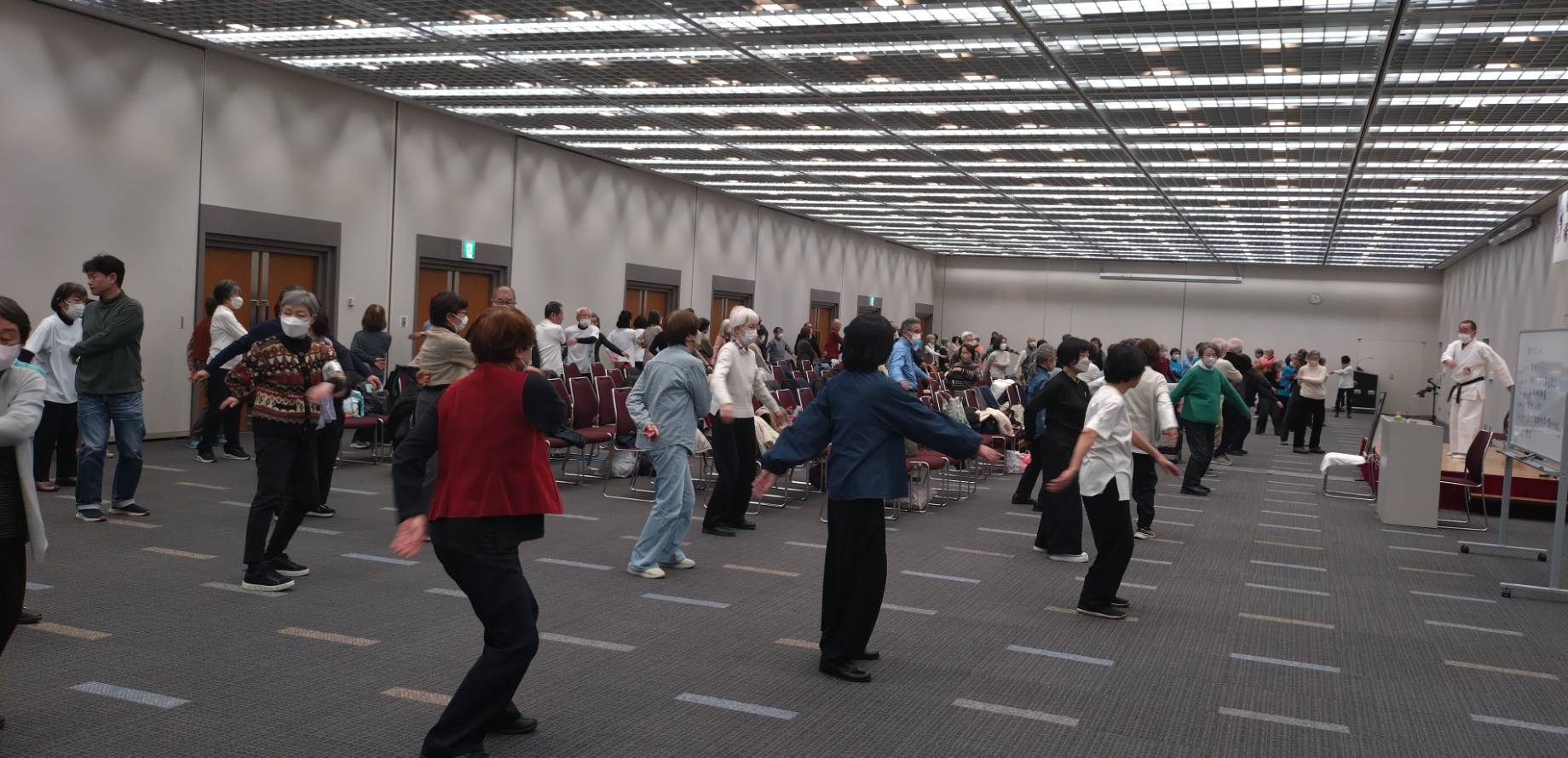 楊名時八段錦前半と太極之華を全員で演舞